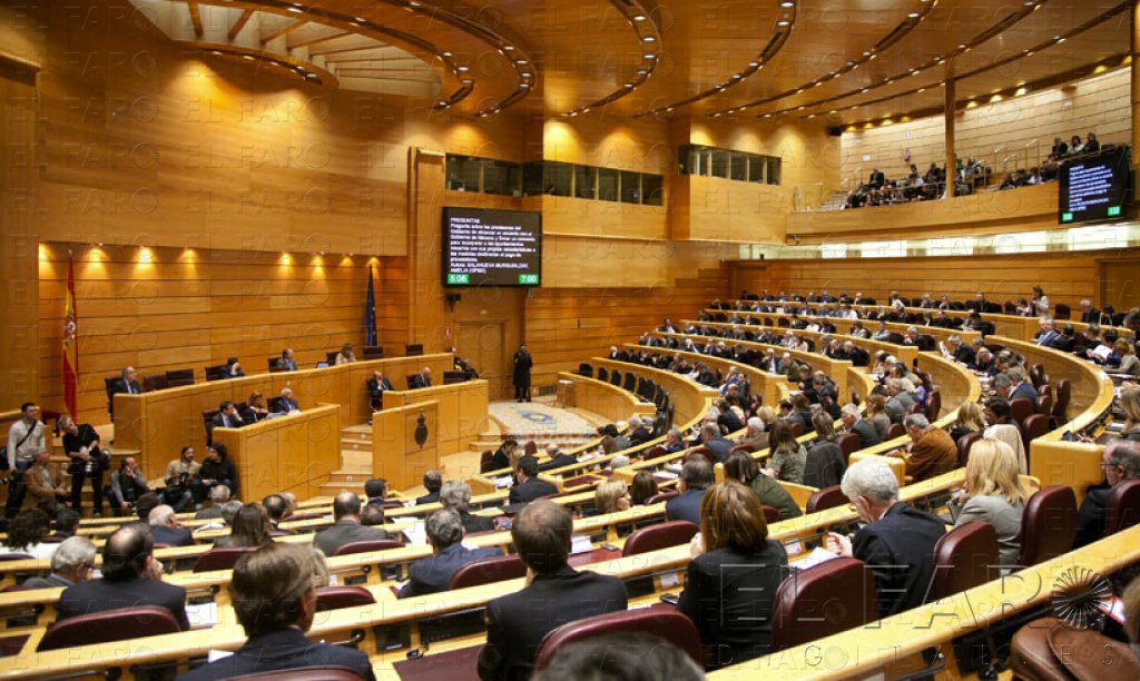 Un senador del PP dice que la Guardia Civil trata “con sumo cariño” a los inmigrantes