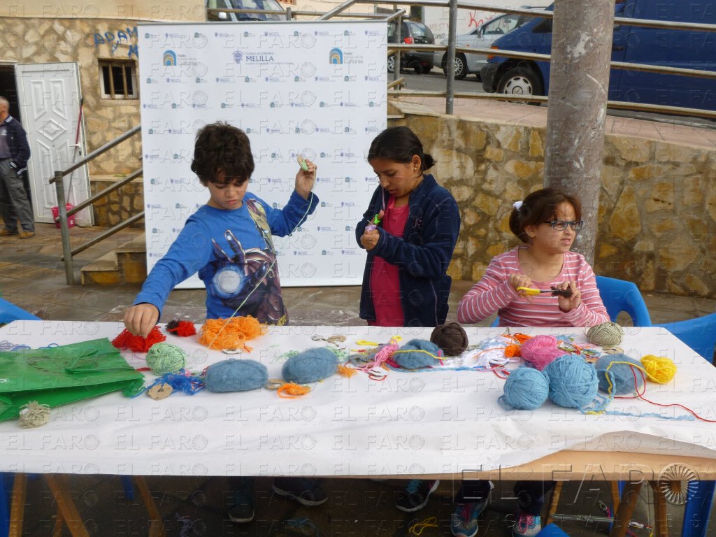 Ganchillo y teatro ‘convierten’ al barrio Hebreo en un espacio cultural