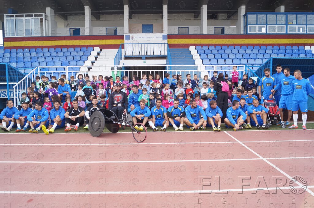 Un campeón del Mundo y un grupo de escolares visitan a la UD Melilla