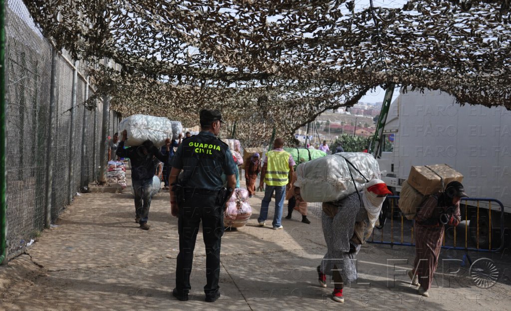 Los porteadores repelen a base de pedradas un salto de inmigrantes