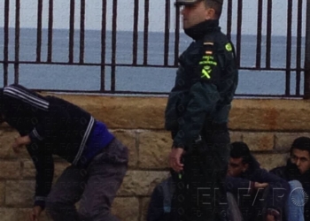 La Guardia Civil intercepta a 22 menas en las escolleras del Pueblo