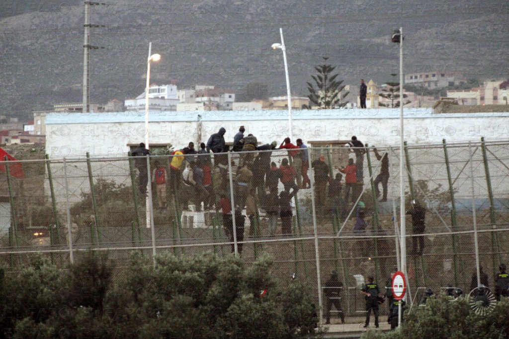 La Guardia Civil y los agentes marroquíes abortan un intento de asalto masivo a la valla