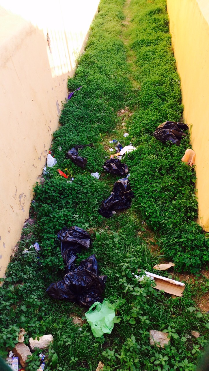 Váter clandestino de los menas, a la espalda de la garita de los vigilantes, cuyos alrededores están llenos de basura.