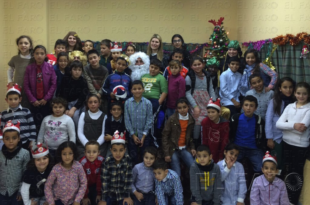 Merienda y regalos para niños de Cáritas