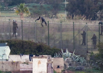 fotosmelilla 2014 12 20 rebeca 2 1 Un inmigrante hiere con un garfio a un guardia civil durante un salto a la valla