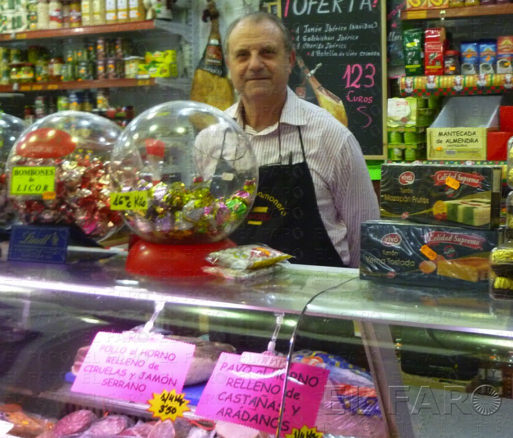 El auge de las tiendas de barrio acaba con los pocos clientes de los mercados de abastos