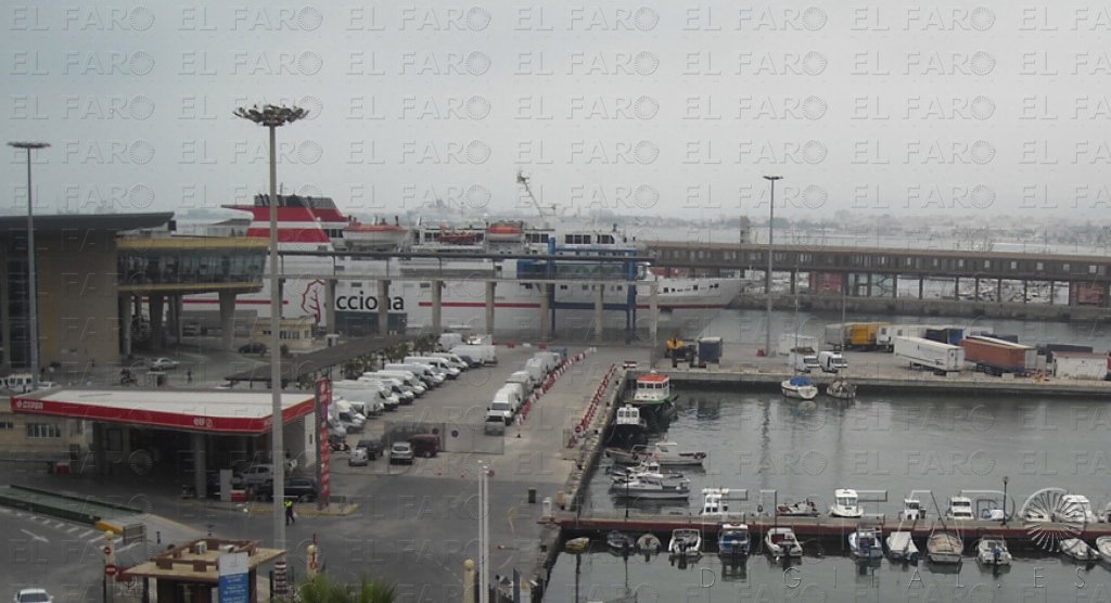 La Policía salva la vida un polizón que estuvo a punto de ahogarse en el puerto
