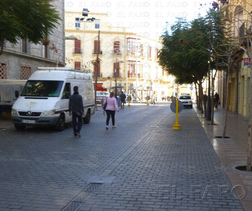 El mercadillo de García Cabrelles, medio vacío al eliminar los puestos de ropa