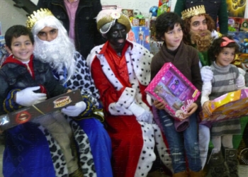 fotosmelilla 2015 01 06 dori 21 2 Nuevas Generaciones entrega más de 200 regalos a Virgen de la Luz