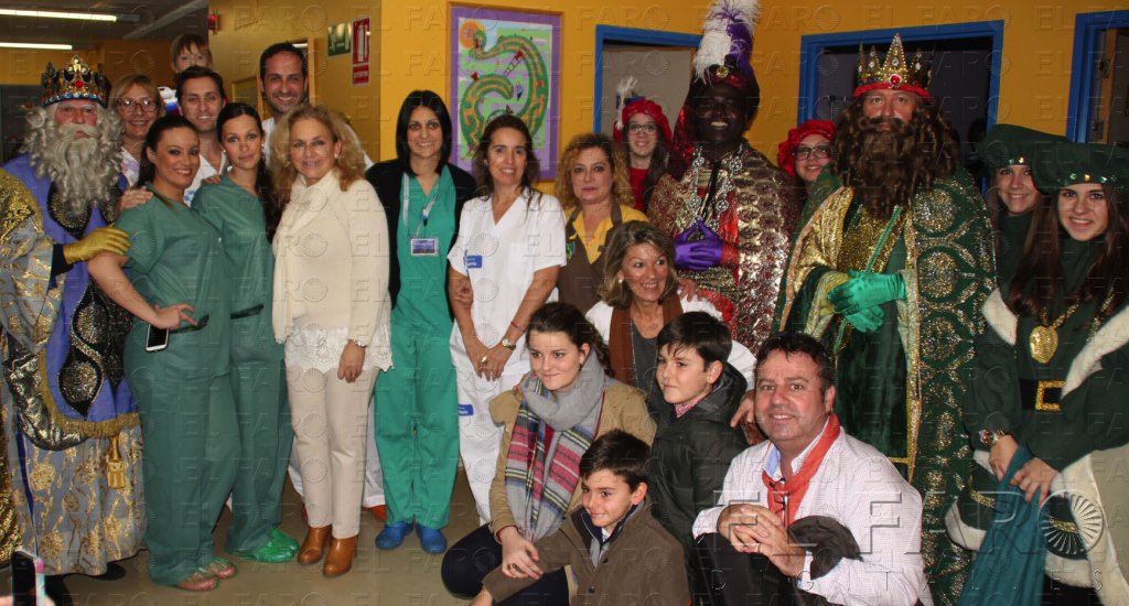 Los Reyes Magos visitan a los niños ingresados en el Hospital Comarcal
