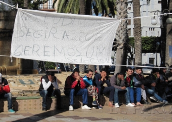 fotosmelilla 2015 01 27 rebeca 12 2 Una treintena de argelinos se concentra para pedir el traslado a la península