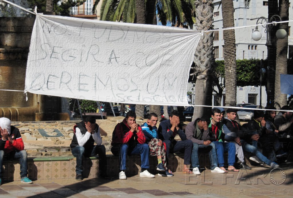 Una treintena de argelinos se concentra para pedir el traslado a la península