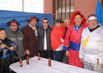 fotosmelilla 2015 02 09 pedro 17 04 Disfraces entre amigos, en los premios de pesca de Carnaval