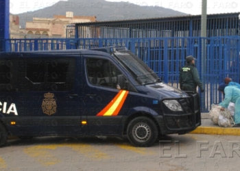 fotosmelilla 2015 02 10 asp 3 1 Dos policías heridos en una avalancha de porteadores en el paso de Beni Enzar