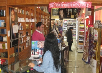 fotosmelilla 2015 02 13 pedro 23 01 San Valentín espera hasta última hora para escoger sus regalos