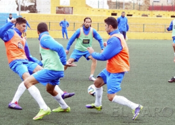 fotosmelilla 2015 02 19 depor 02 01 El sevillano Nando da el susto en una sesión pasada por agua