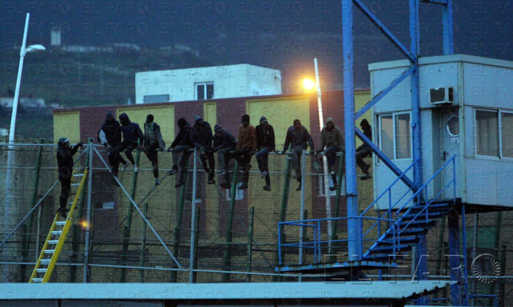 Unos 35 inmigrantes logran saltar la valla por la zona del Barrio Chino