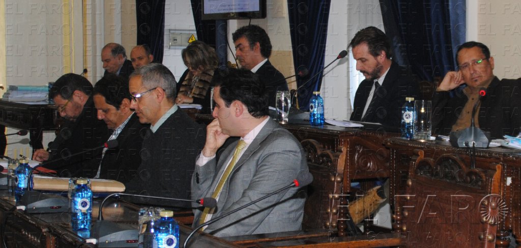 CpM y PSOE guardan silencio en el pleno y critican las Cuentas al finalizar la sesión