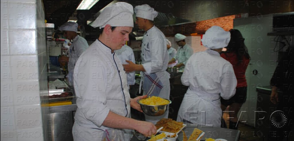 La primera graduación, entre fogones