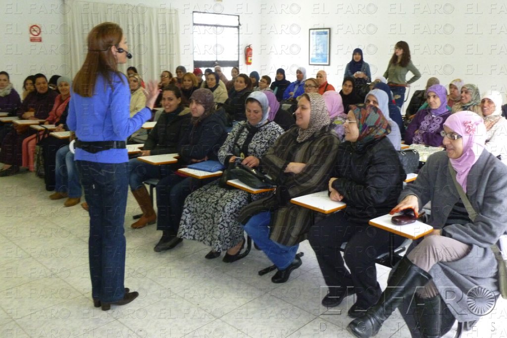 Las mujeres del Plan de Barrios se forman para ahorrar en la compra
