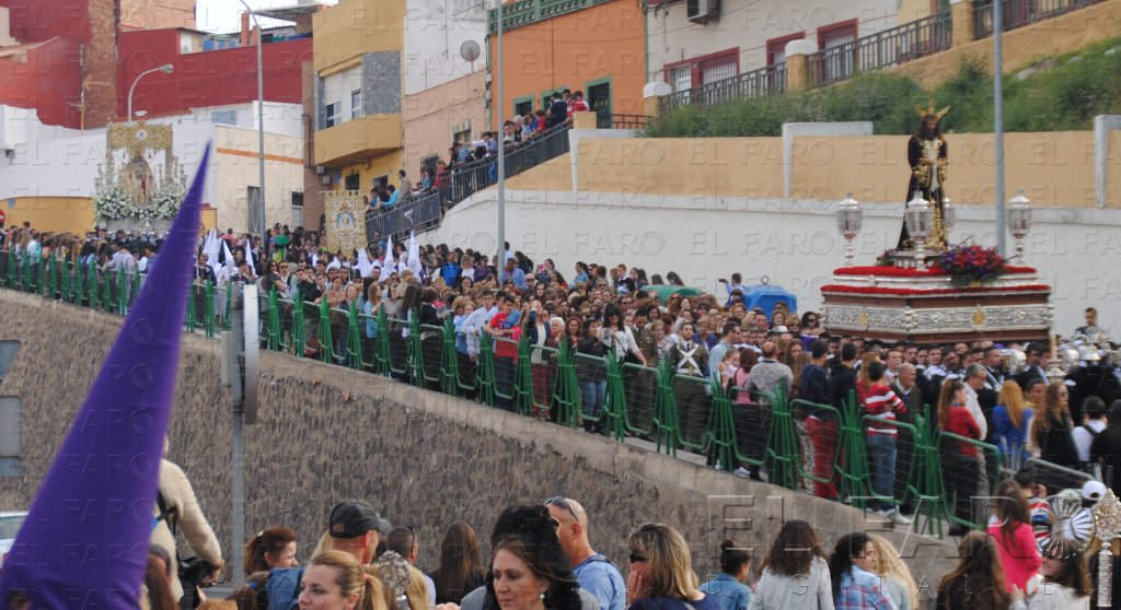 El Cautivo estrena túnica y los cofrades confían en que el tiempo los respete