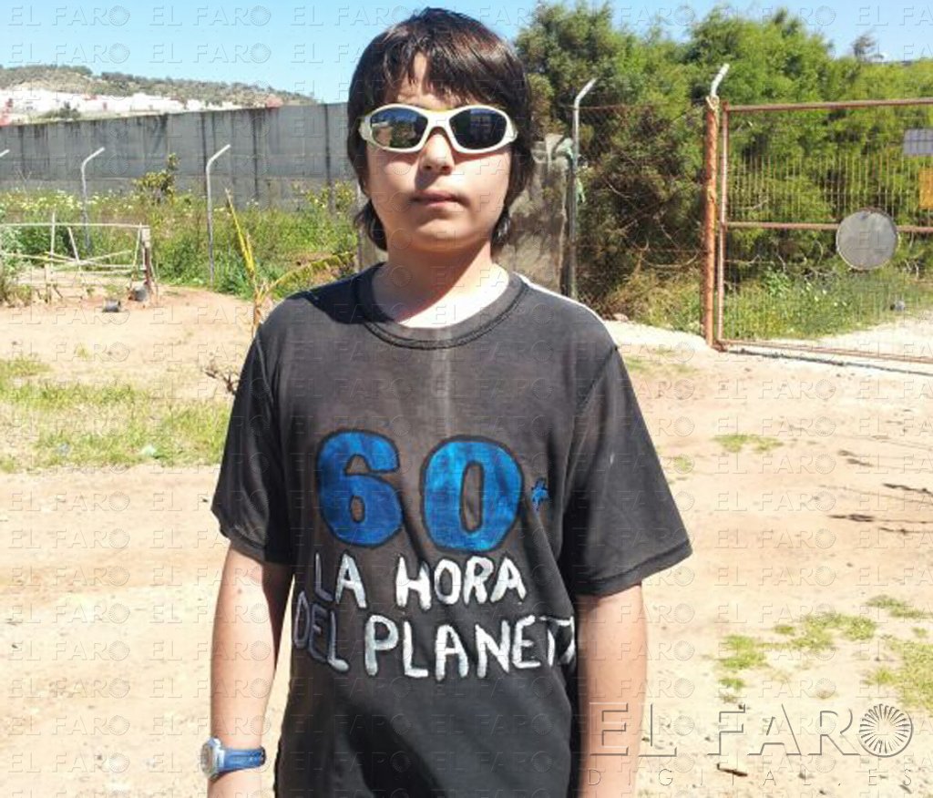 Guelaya celebra la Hora del Planeta con una caminata, velas y camisetas decoradas