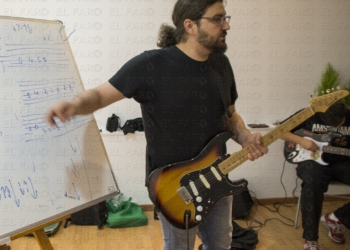 fotosmelilla 2015 03 29 pedro 21 02 Un curso de guitarra para potenciar y difundir los estilos pop y rock en Melilla