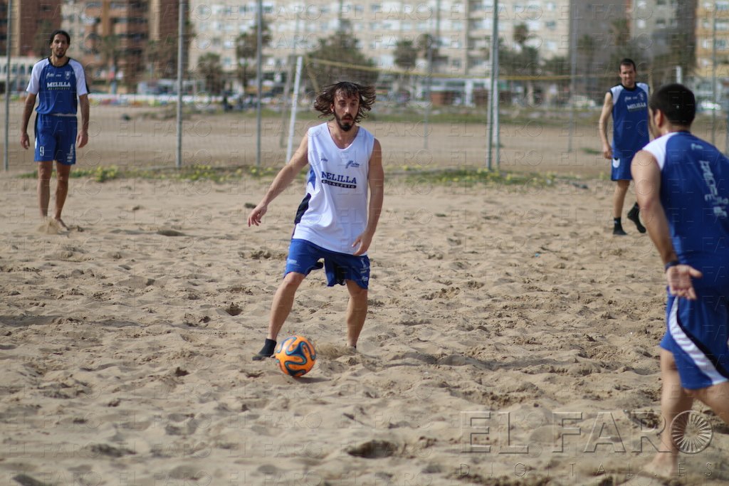 Fútbol-playa para el inicio de una semana dura de entrenamientos