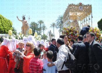 fotosmelilla 2015 04 05 P 17 01 El Encuentro entre el Resucitado y la Virgen del Rocío en la Plaza de España culmina la Semana Santa