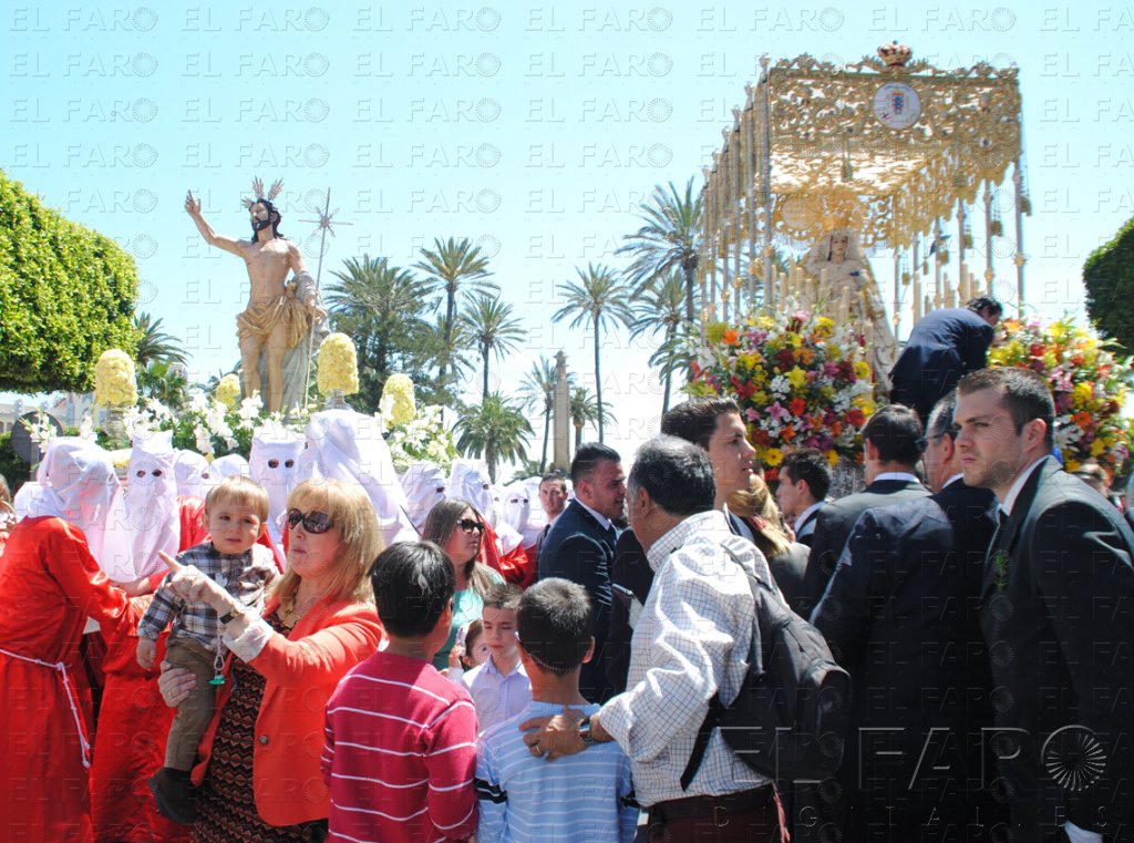El Encuentro entre el Resucitado y la Virgen del Rocío en la Plaza de España culmina la Semana Santa