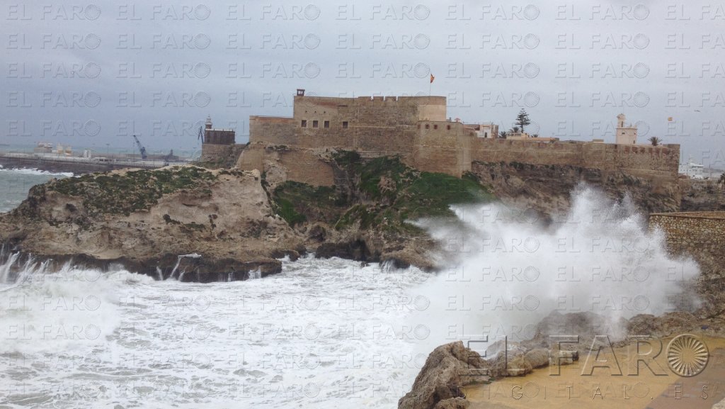 La alerta naranja por fenómenos costeros provoca la cancelación de la línea de Motril