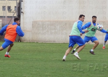 fotosmelilla 2015 04 09 depo 2 UD Melilla Entrenamiento 8 4 15 Frío, viento y máxima exigencia, en la sesión de trabajo azulina de ayer