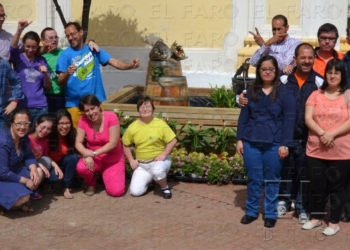 fotosmelilla 2015 05 01 P 20 01 De visita entre las flores de la Plaza de Toros