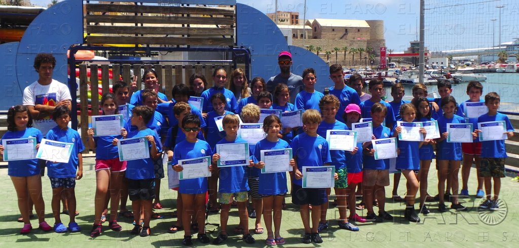 La primera promoción de los Cursos de Verano reciben todos sus diplomas