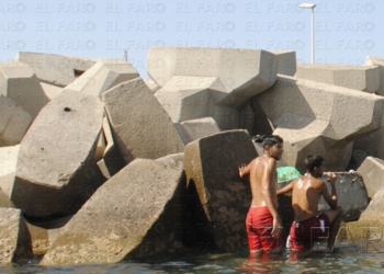 fotosmelilla 2015 07 12 P 7 01 Socorristas denuncian los baños en zonas ilegales de menores