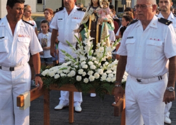 fotosmelilla 2015 07 15 P 18 01 Claveles y ‘vivas’ para homenajear a la patrona de todos los pescadores de Melilla