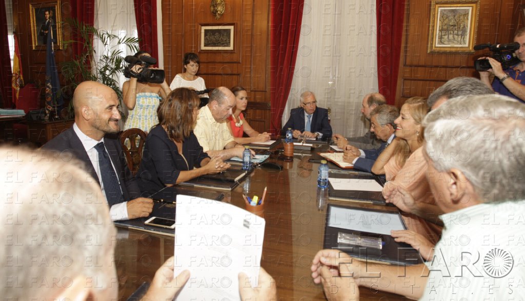 Imbroda anuncia una bajada del 32% de cargos de confianza, que supone un ahorro de 450.000 €