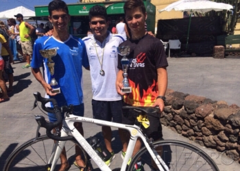 El triatleta melillense (i), con sus trofeos y junto a los deportistas participantes.