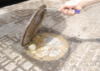 fotosmelilla 2015 08 05 P DSC0016 Una arqueta que expulsa aguas fecales y que causa mal olor en calle López Moreno