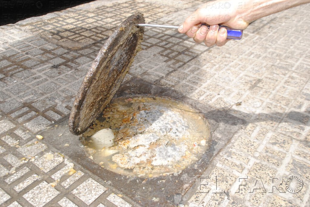 Una arqueta que expulsa aguas fecales y que causa mal olor en calle López Moreno