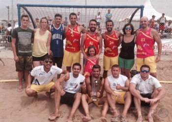 Componentes de la escuadra del Baplamel con el trofeo de subcampeones del circuito Arena Tour 2015.