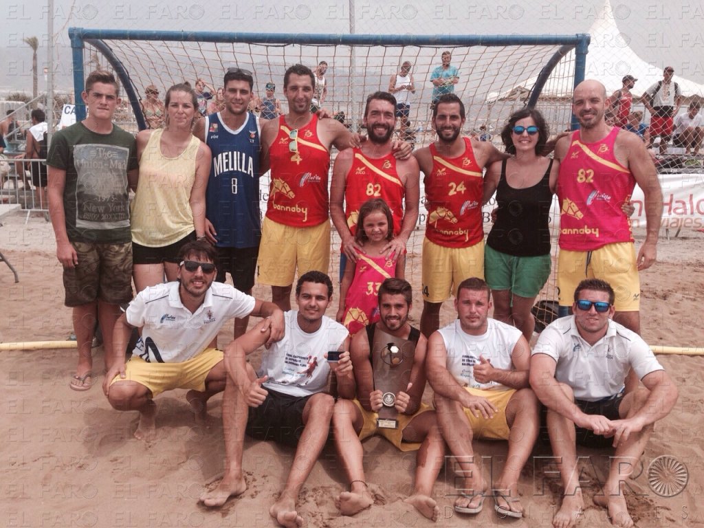 Componentes de la escuadra del Baplamel con el trofeo de subcampeones del circuito Arena Tour 2015.