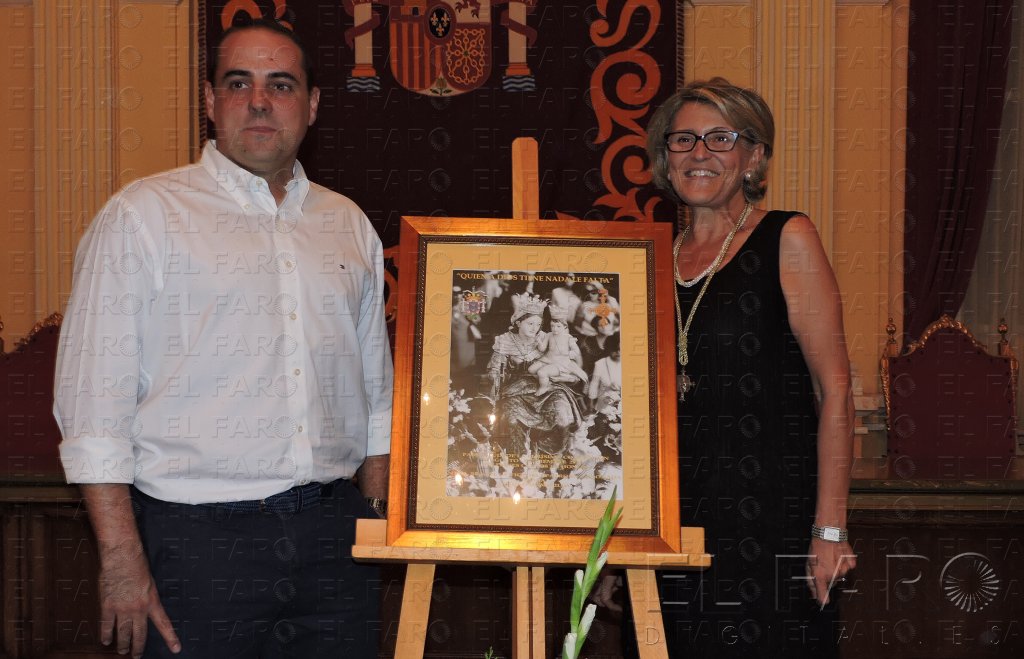 La imagen de la Patrona junto a sus fieles anuncia los actos en su honor