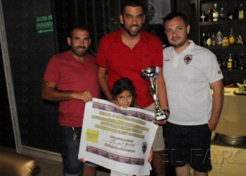 Representantes del Industrial Melilla con la copa de campeón.