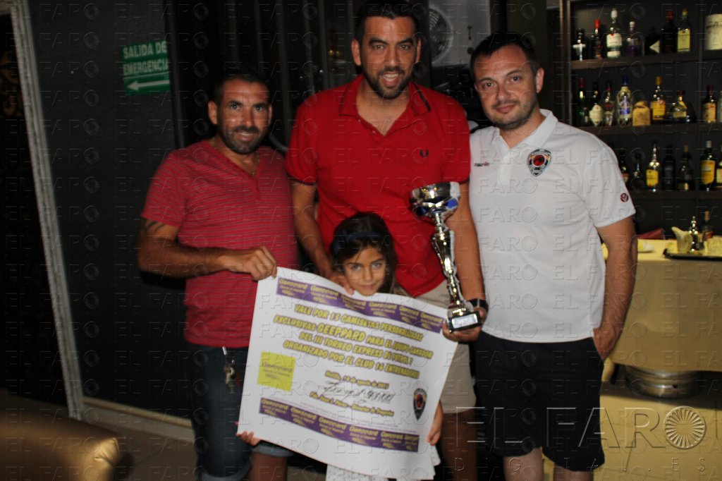 Representantes del Industrial Melilla con la copa de campeón.