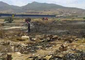 fotosmelilla 2015 08 16 P 7 01 Un incendio de rastrojos y basura cerca de Beni Enzar provoca una intervención de más de una hora