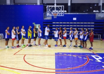Componentes de la selección que entrenan en el pabellón Guillermo García Pezzi.