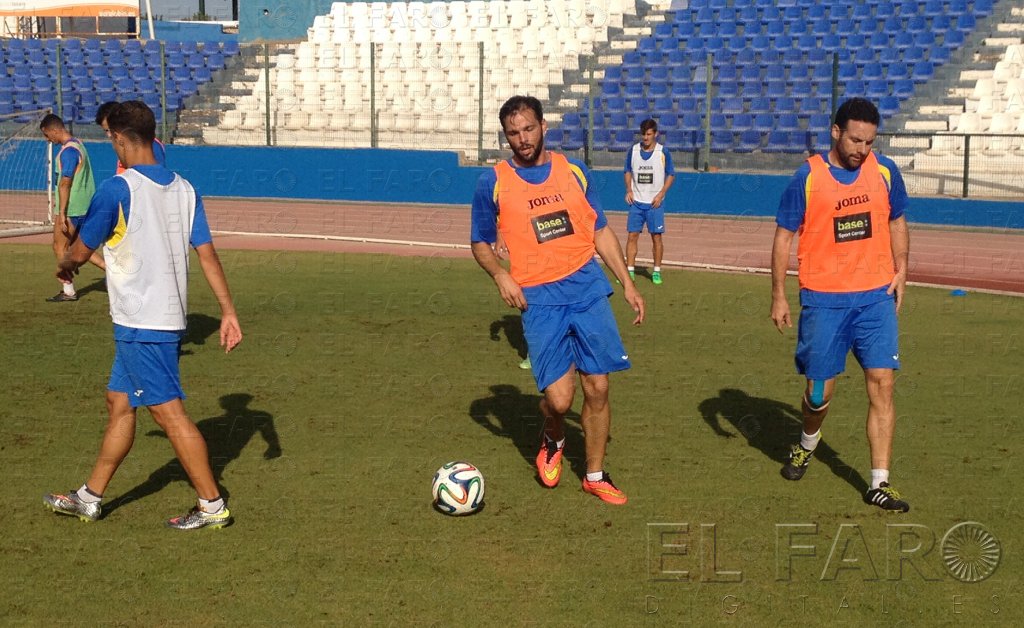 Pedro Bolaños (d), será la única baja del conjunto que entrena Fernando Currás.