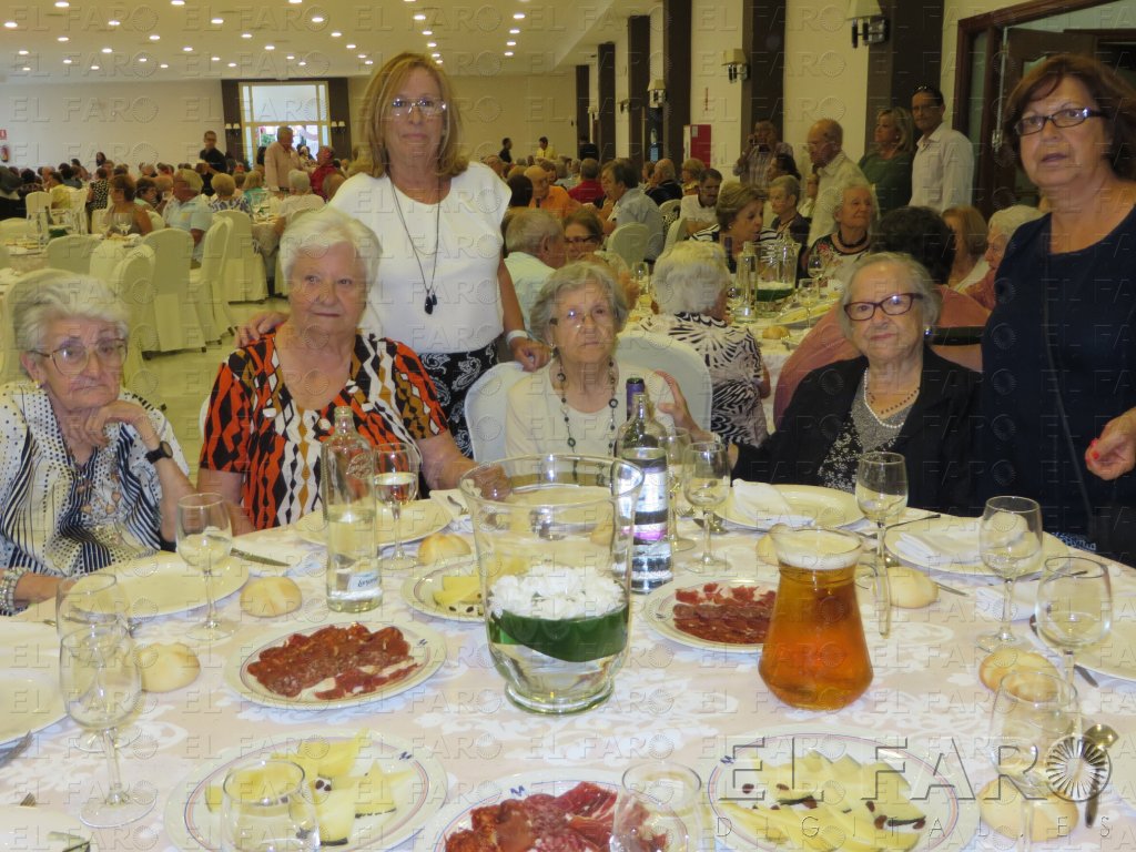 Una cena para disfrutar de la Feria y para homenajear a los mayores de Melilla