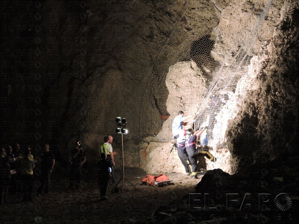 Hallan un cadáver calcinado en una cueva la playa Horcas Coloradas 1